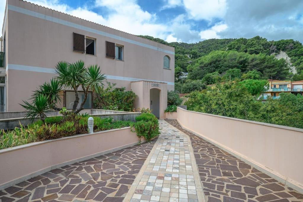 La Villa Julia - Calme - Spacieux - Parking Prive - Climatisation Menton Eksteriør bilde